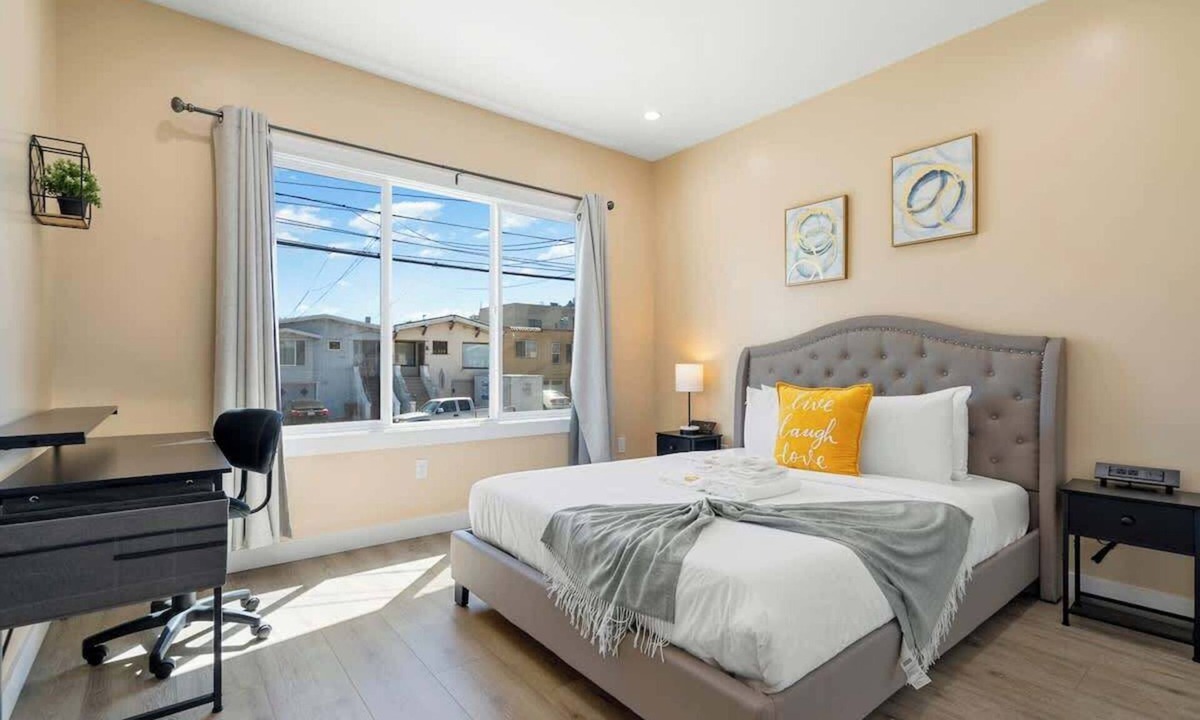 Excelsior House | Modern 2Bed 2Bath w/parking in Excelsior District