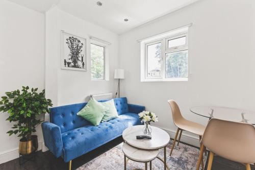 Coulsdon West Apartment | Modern 2bed flat near station - COU B