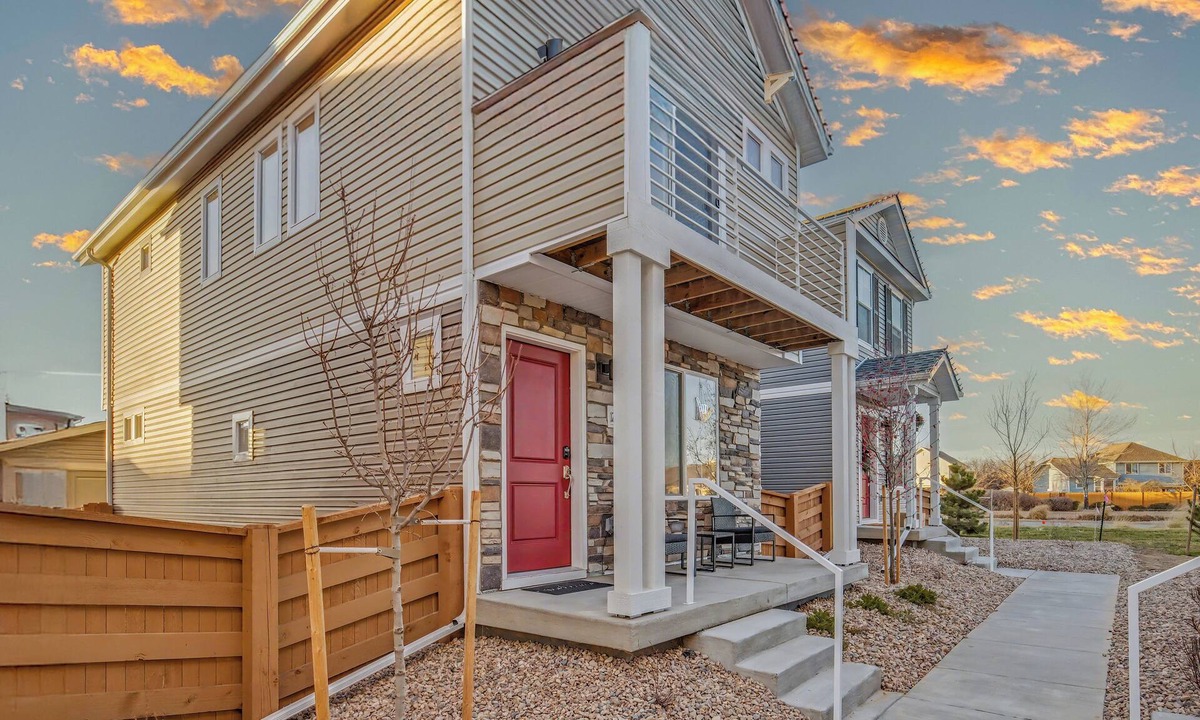 Commerce City House | Modern 2BR 2BA Townhome 15 Min to DEN