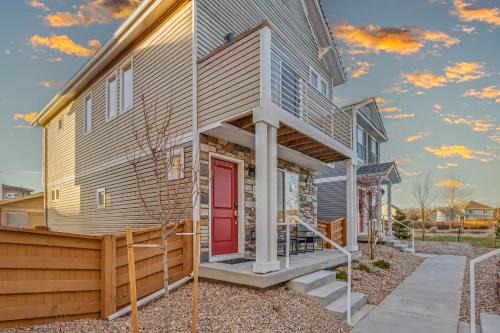 Commerce City House | Modern 2BR 2BA Townhome 15 Min to DEN Airport