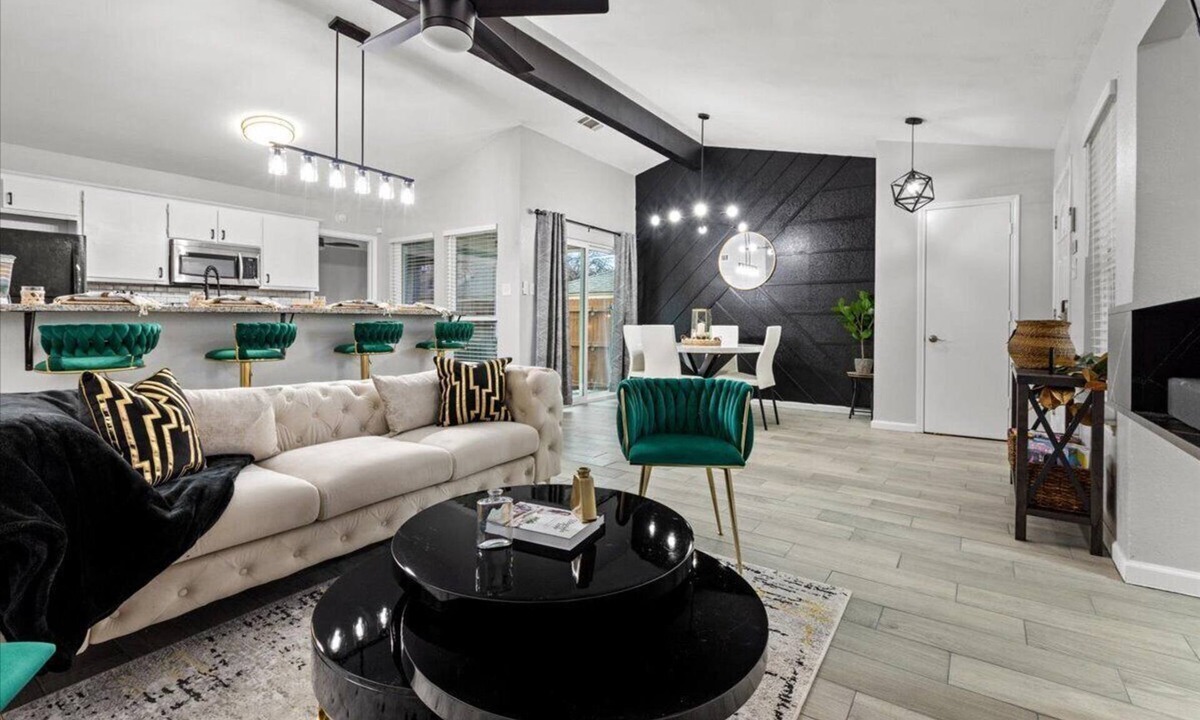 West Arlington House | Modern 2BR 4 Mi to AT&T Stadium Sleeps 6