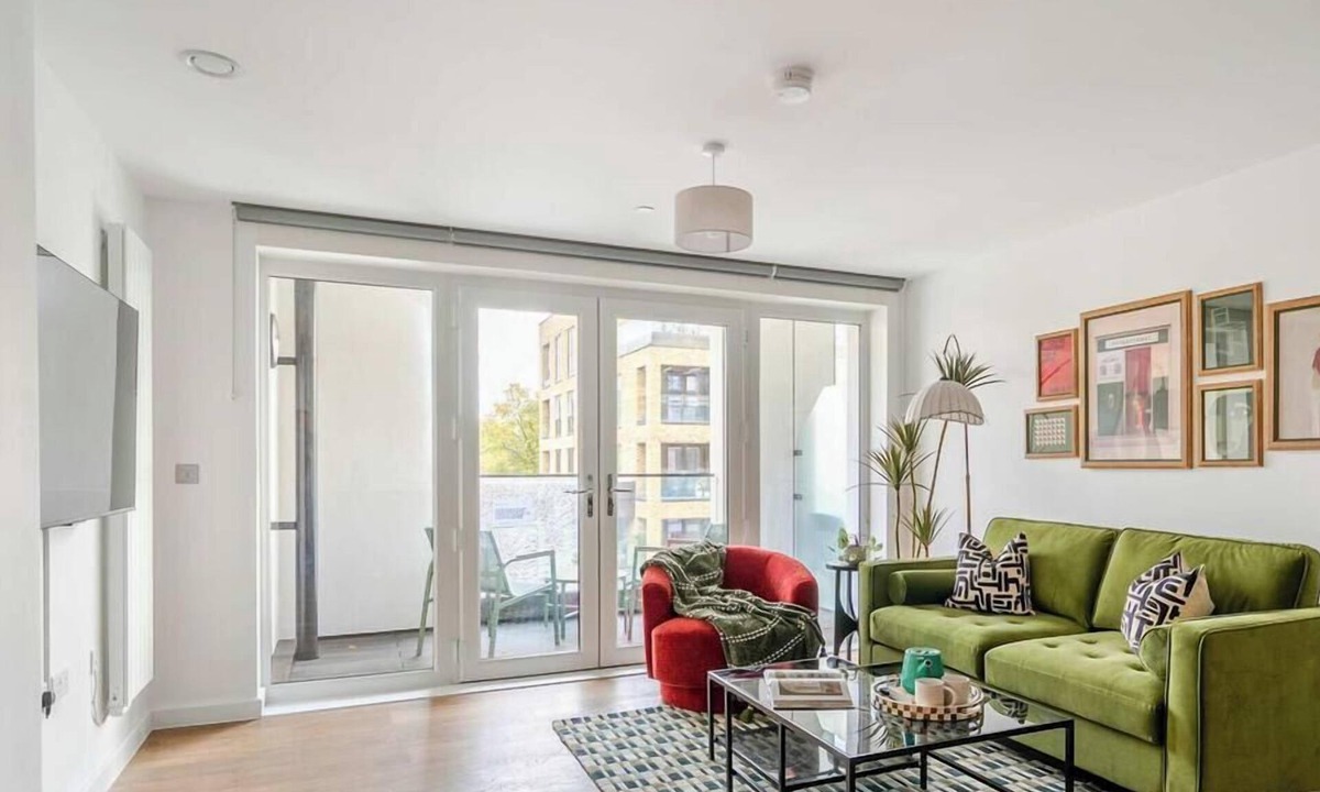 Walton-on-Thames Apartment | Modern 2BR Apartment w/Balcony, WiFi, Parking