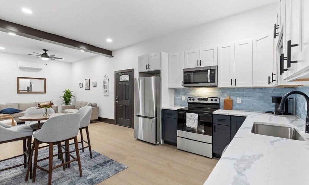 St. Louis Apartment | Modern 2BR apartment with stylish kitchen, WIFI & FREE PARKING!