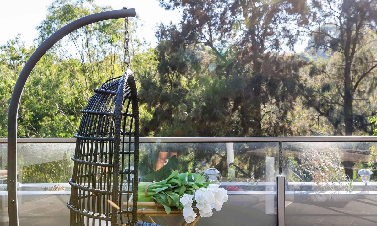 Kew Apartment | Modern 2BR Apt with Balcony & Free Parking