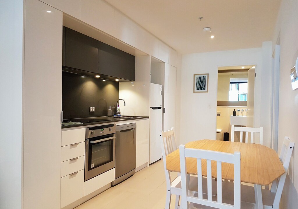 Carlton South Apartment | Modern 2BR CBD Apartment with Spa, Foxtel and Wifi