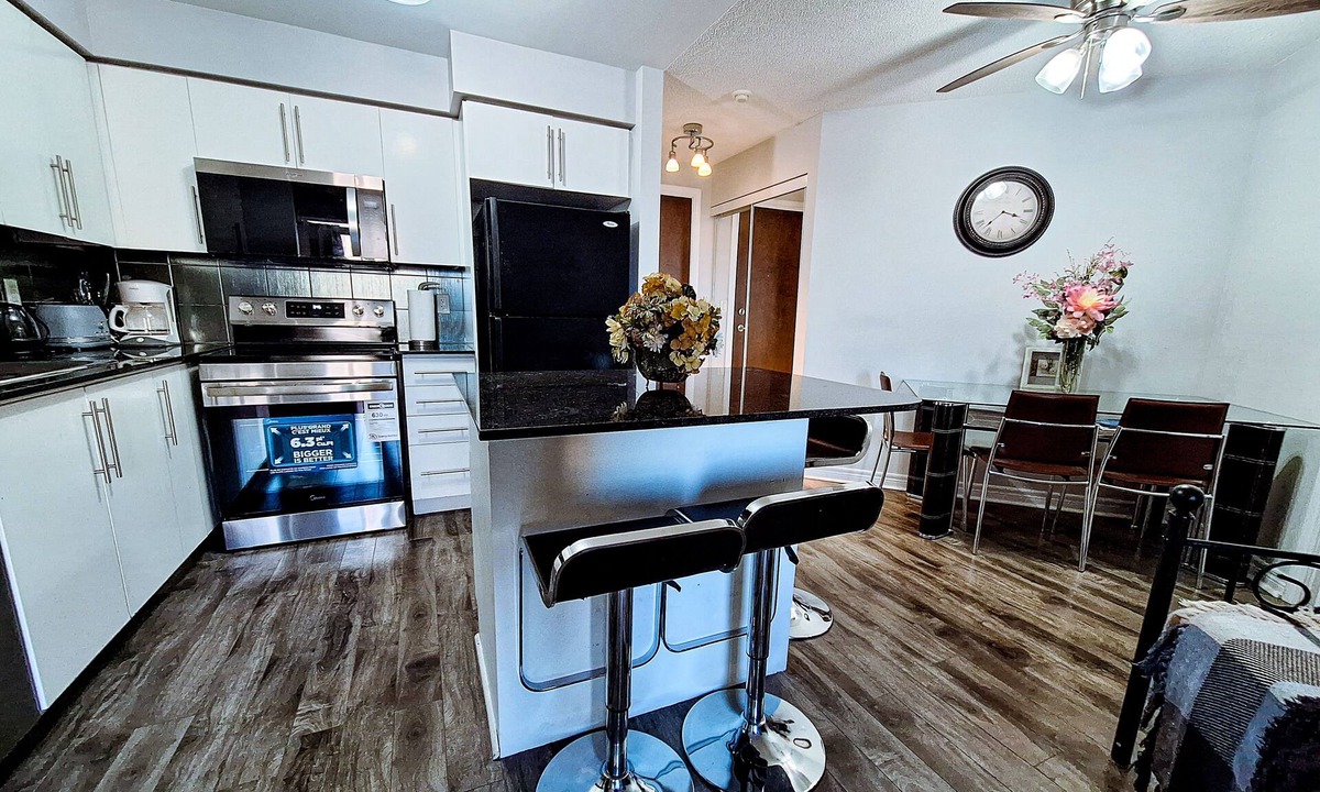 Downtown Mississauga Condo | Modern 2BR Condo | Pool, Parking | Near YYZ & FIFA