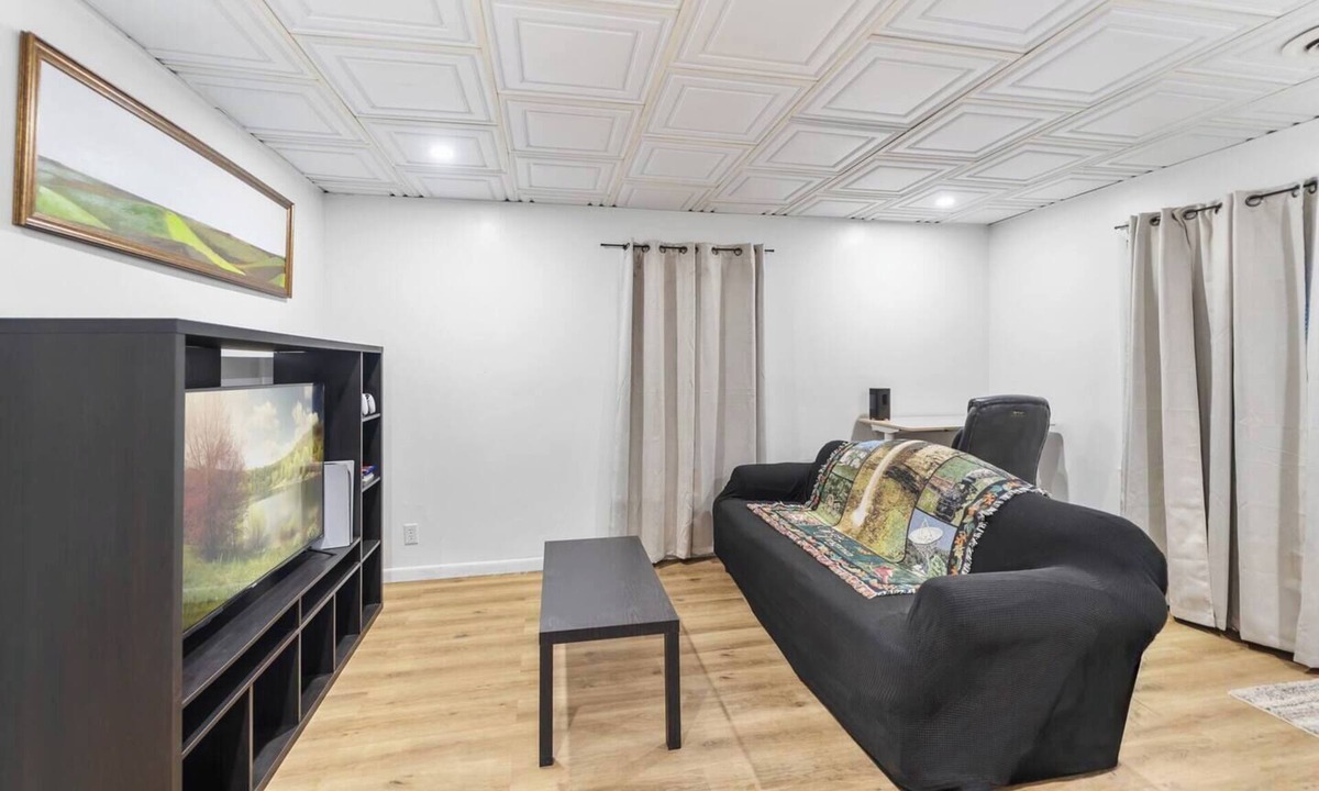 Edray Apartment | Modern 2BR Downtown | Greenbrier Trail Access