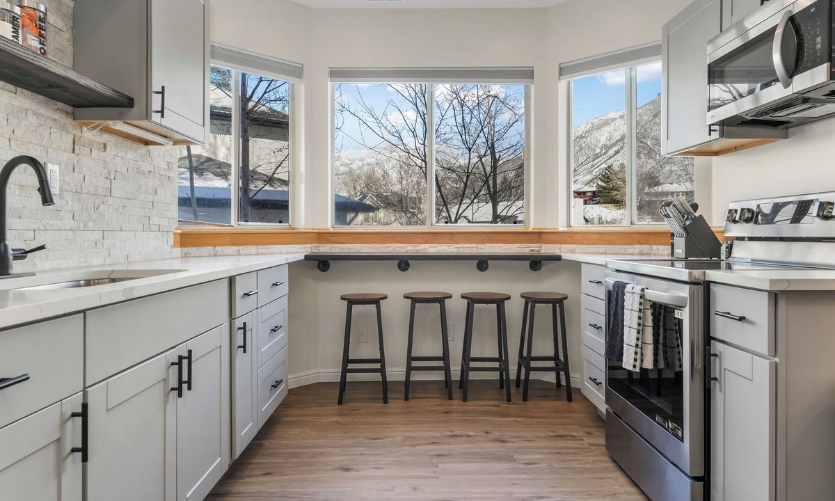 Sandy House | Modern 2BR Escape | Mountain Views & Gully Access