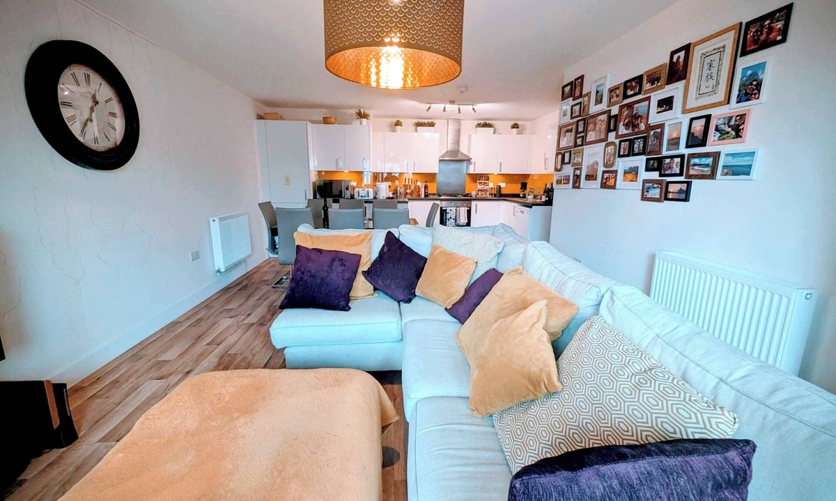 Hersham Apartment | Modern 2BR Flat | Parking | Balcony | WiFi