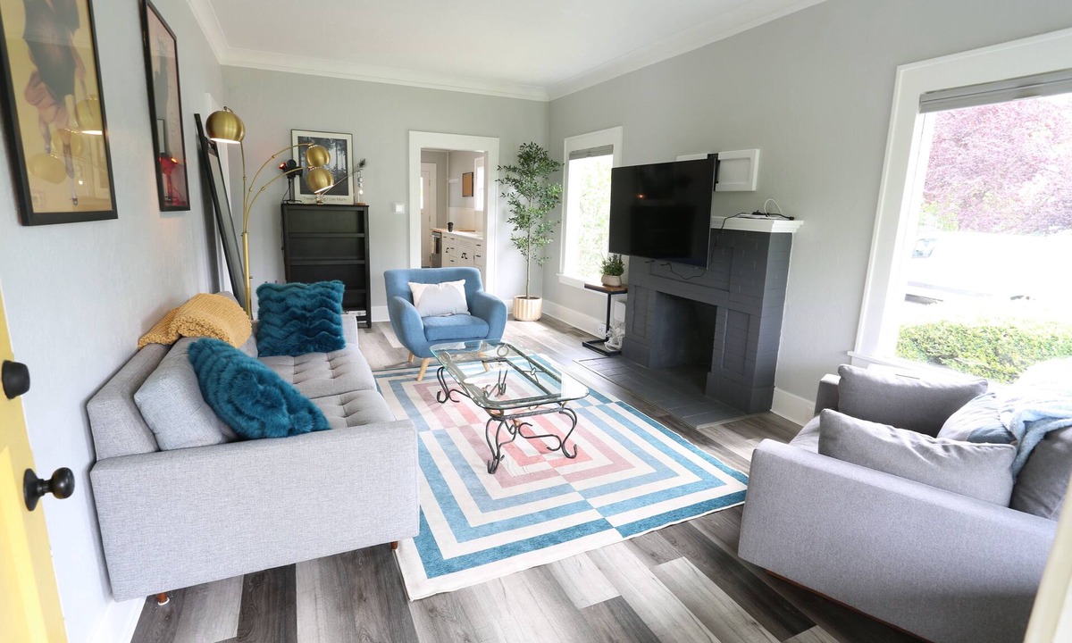 Licton Springs House | Modern 2BR/Green Lake + Light Rail/AC, W/D, Fast WiFi, Restaurants & Bars