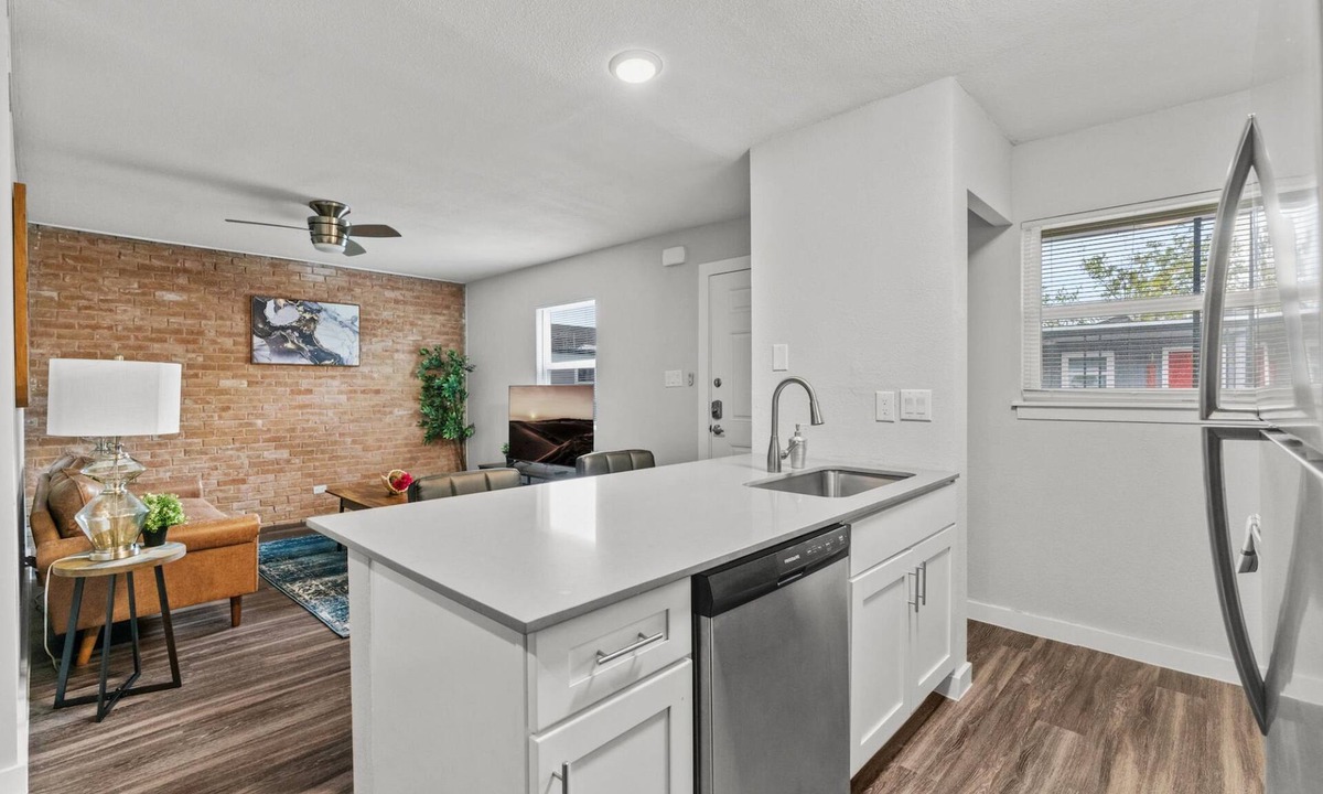 North University Apartment | Modern 2BR Near UT Hyde Park Evonify