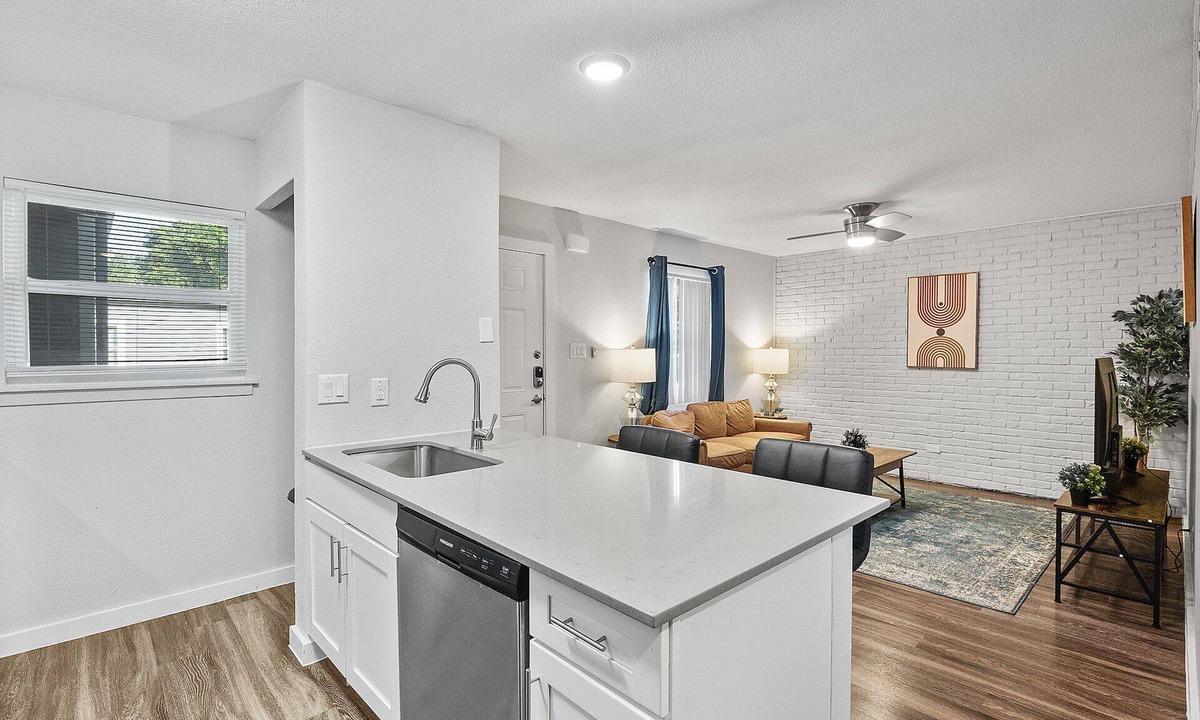 Hyde Park Apartment | Modern 2BR Near UT | Hyde Park | Evonify 3433