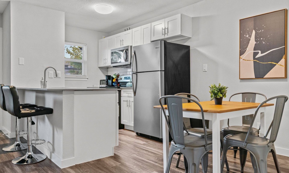 Hyde Park Apartment | Modern 2BR Near UT | Hyde Park | Evonify 7497