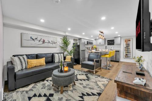 Humber Bay Apartment | Modern 2BR on Queensway, Kitchen, Parking, 20 Mins from CNT and YYZ