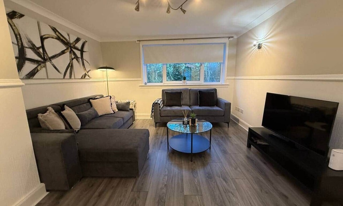 Banknock Apartment | Modern 2BR Sleeps 4 Central Scotland Parking