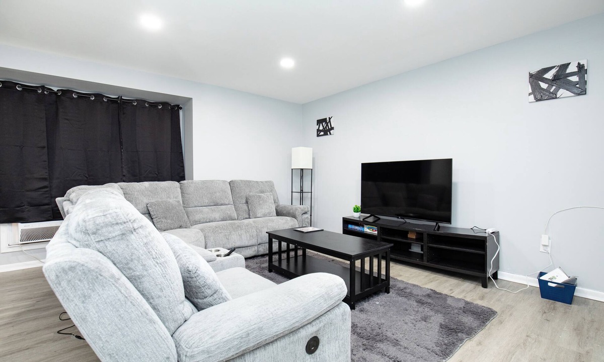 Orange House | Modern 2BR, Unit 1, Yard, Laundry, Smart TV