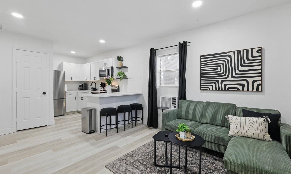 Haltom City Apartment | Modern 2BR Unit Hot Tub Outdoor Lounge
