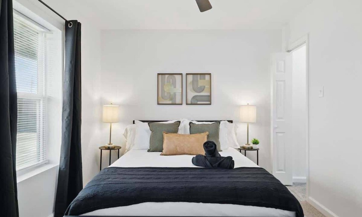 Haltom City Apartment | Modern 2BR Unit with Hot Tub