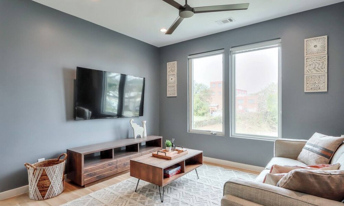 Pittsburgh Apartment | Modern 2BR w/Rooftop Deck - 5 Min to Downtown