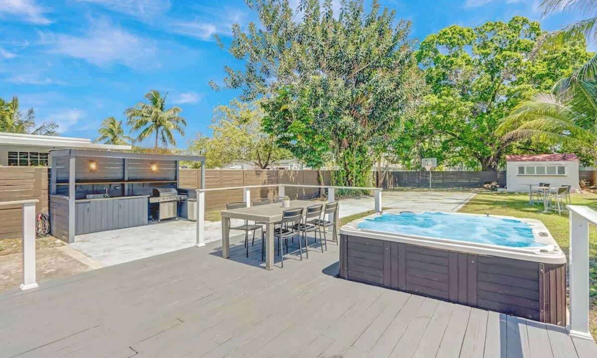 Hallandale Beach House | Modern 2BR with BBQ, Near Beach & FLL