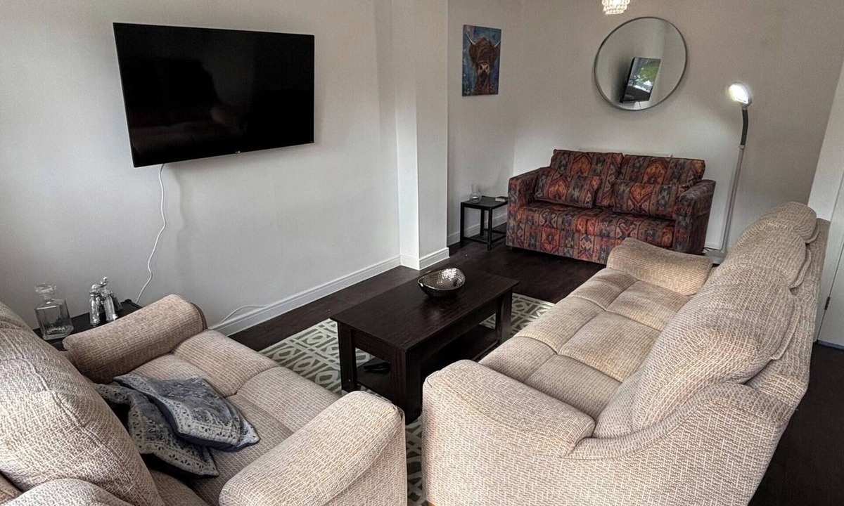 Basildon House | Modern 3-Bed 3-Bath Home | Quiet Road | Parking |