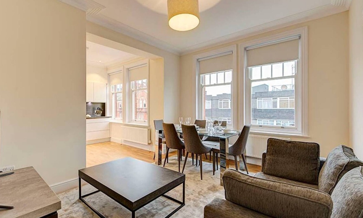 Ravenscourt Park Apartment | Modern 3 Bed Apartment next to the Park