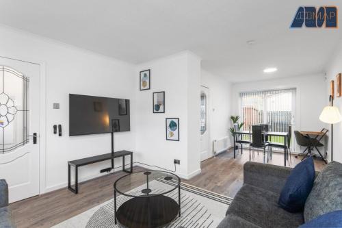 Bathgate House | Modern 3 Bed Home in Bathgate with Garden