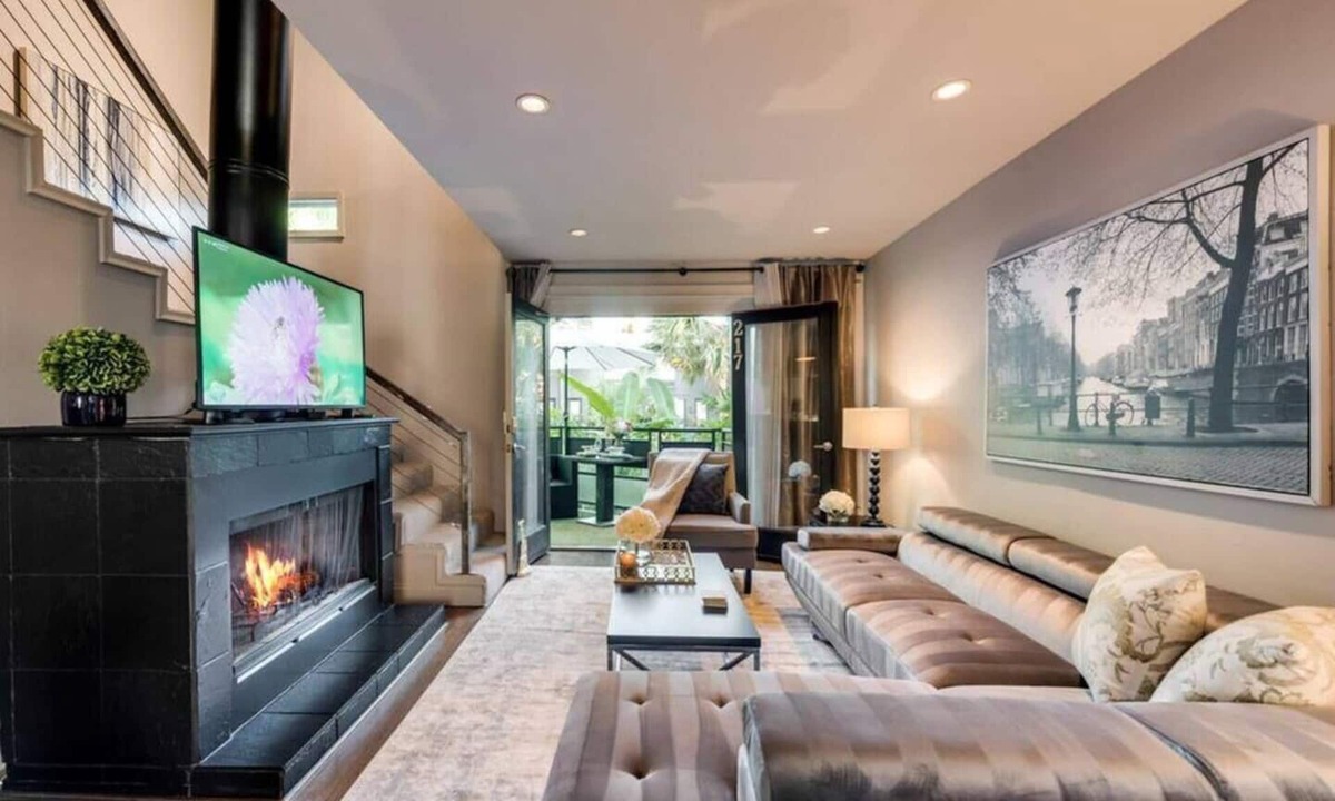 Old East Dallas Condo | Modern 3-bed loft with pool, courtyard, and prime walkable Dallas location.