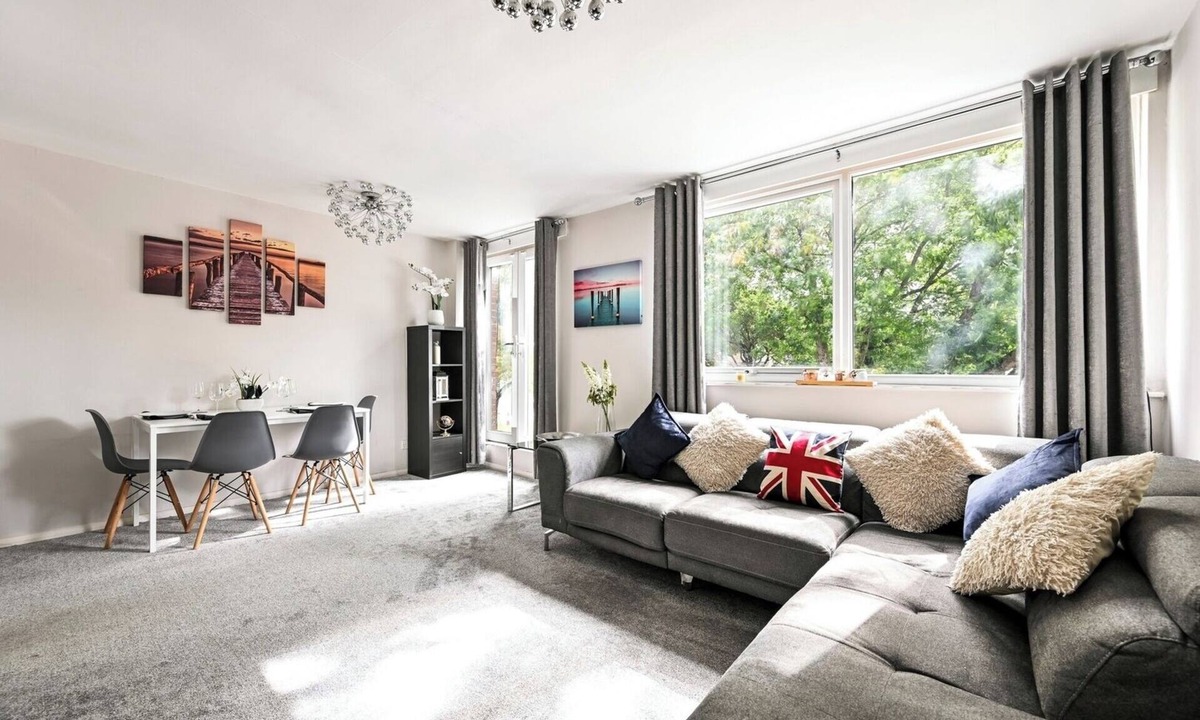 Epping Apartment | Modern 3-Bed Maisonette | Epping High St | Parking