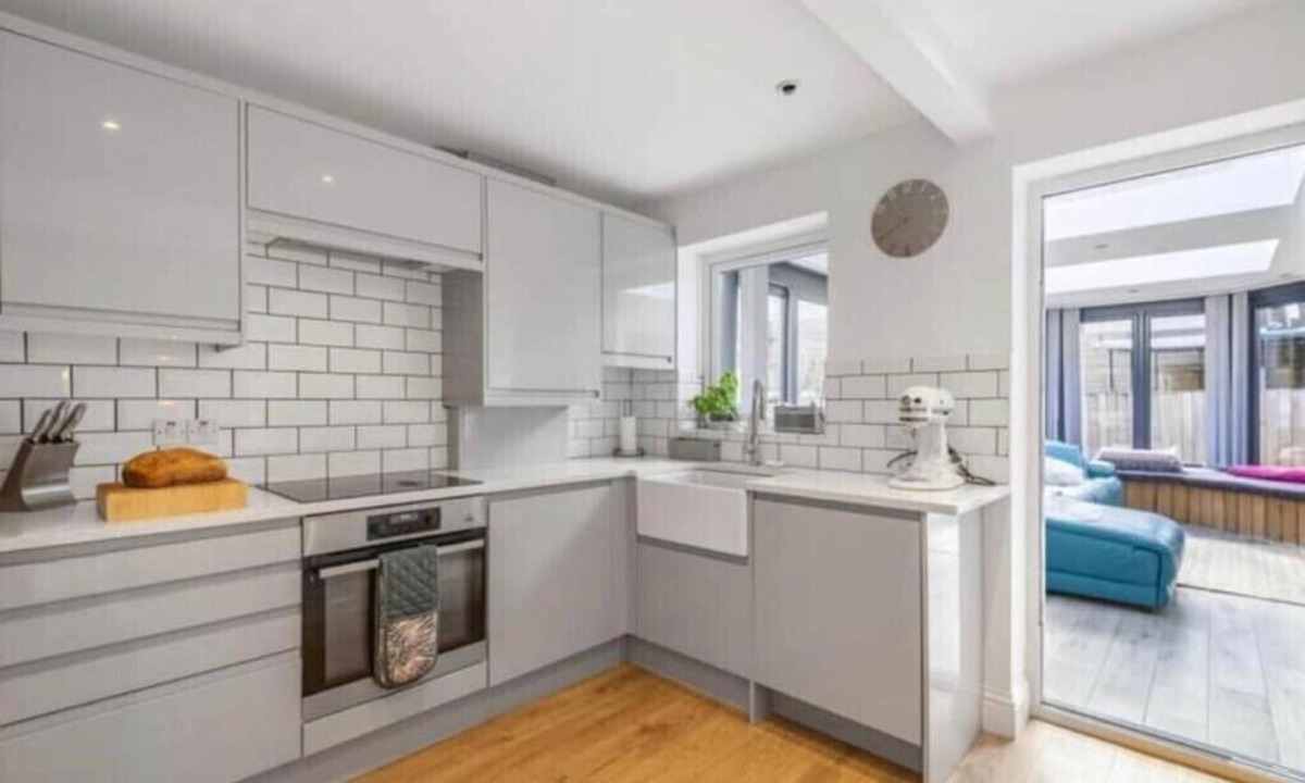 Shoscombe House | Modern 3 bed Sleeps 6 with Hot tub