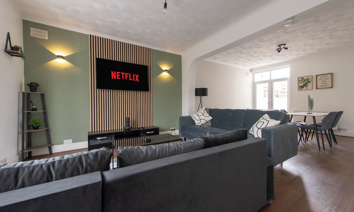 Wainscot House | Modern 3-Bed | Sleeps 8 | Fast WiFi | Parking | Pool Table