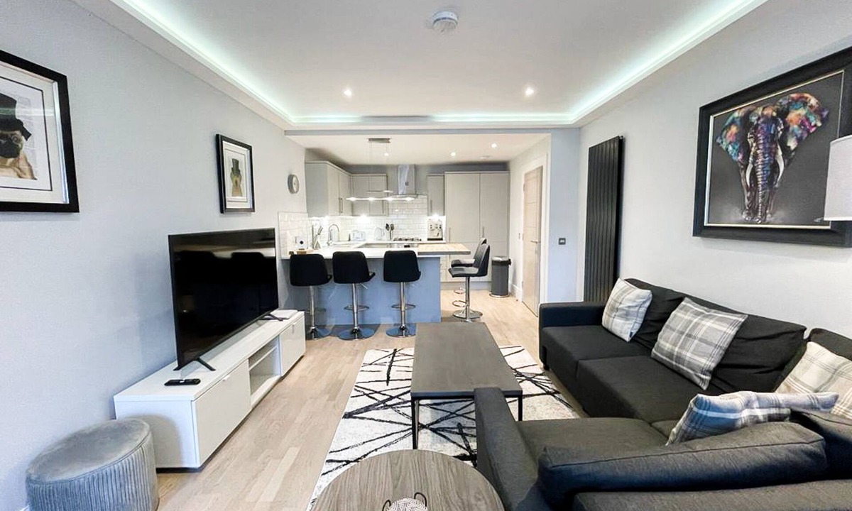 West End Apartment | Modern 3 bedroom Apartment, West End