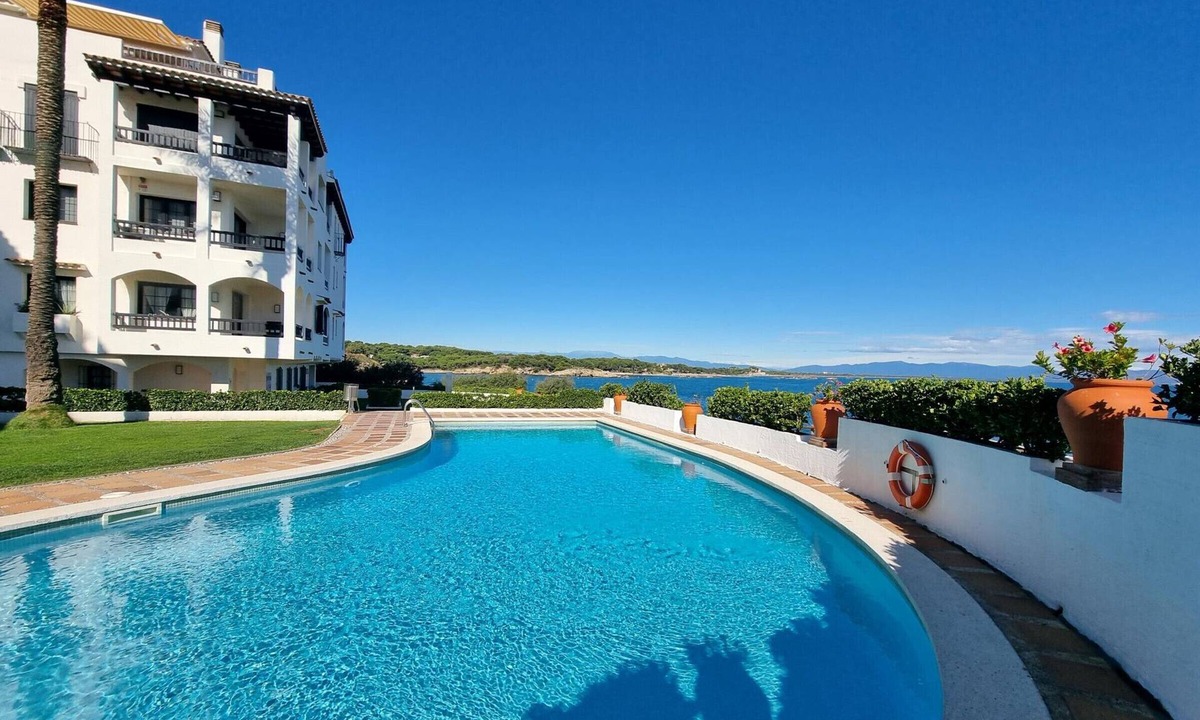 Pedrinya Apartment | Modern 3-bedroom apartment 50m from the beach with pool