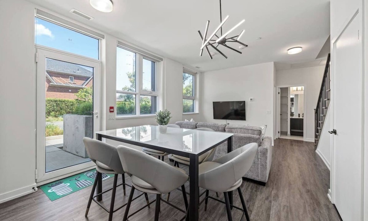 Harwood Hotel | Modern 3-Bedroom Duplex Suite Complimentary Parking