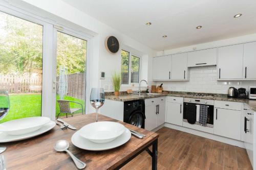 Swindon House | Modern 3 Bedroom Home in Swindon with Parking