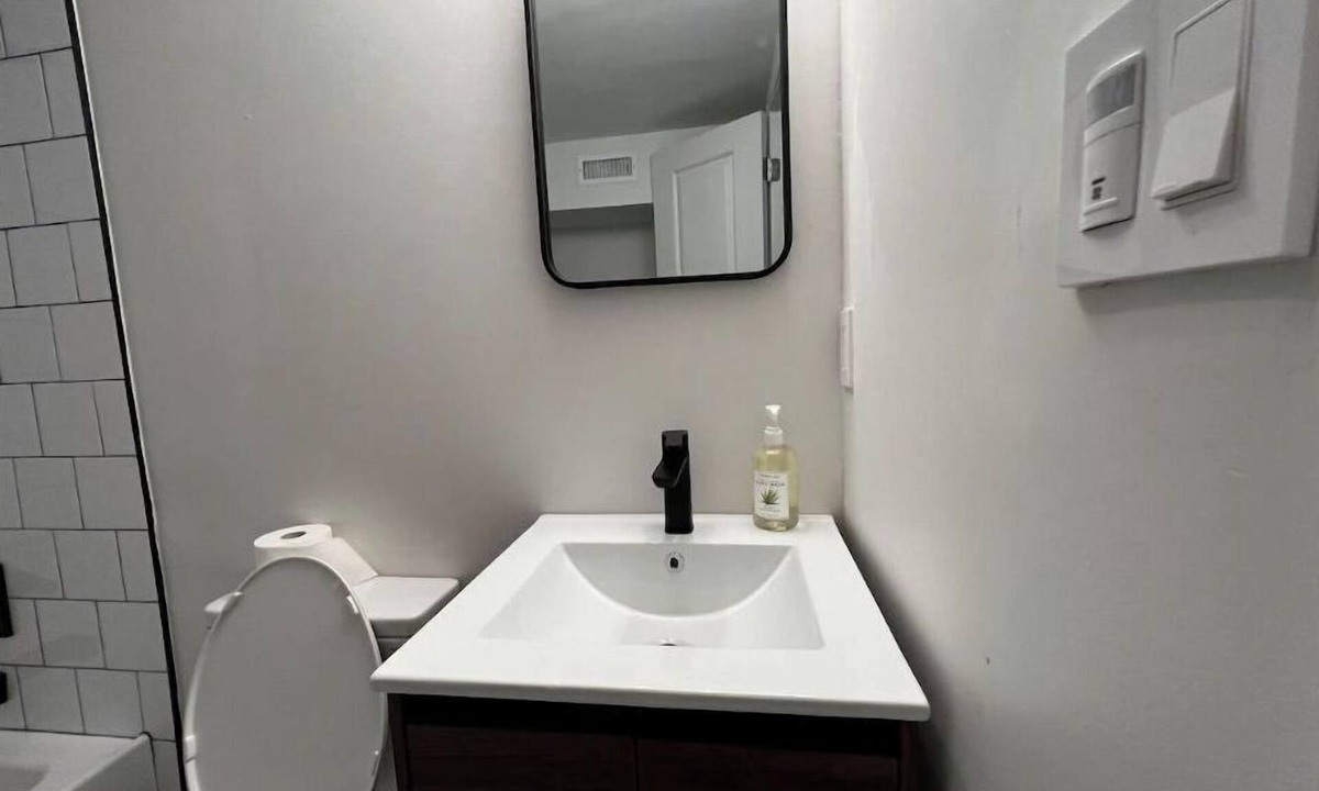 Nauck House | Modern 3 bedroom space perfect location!