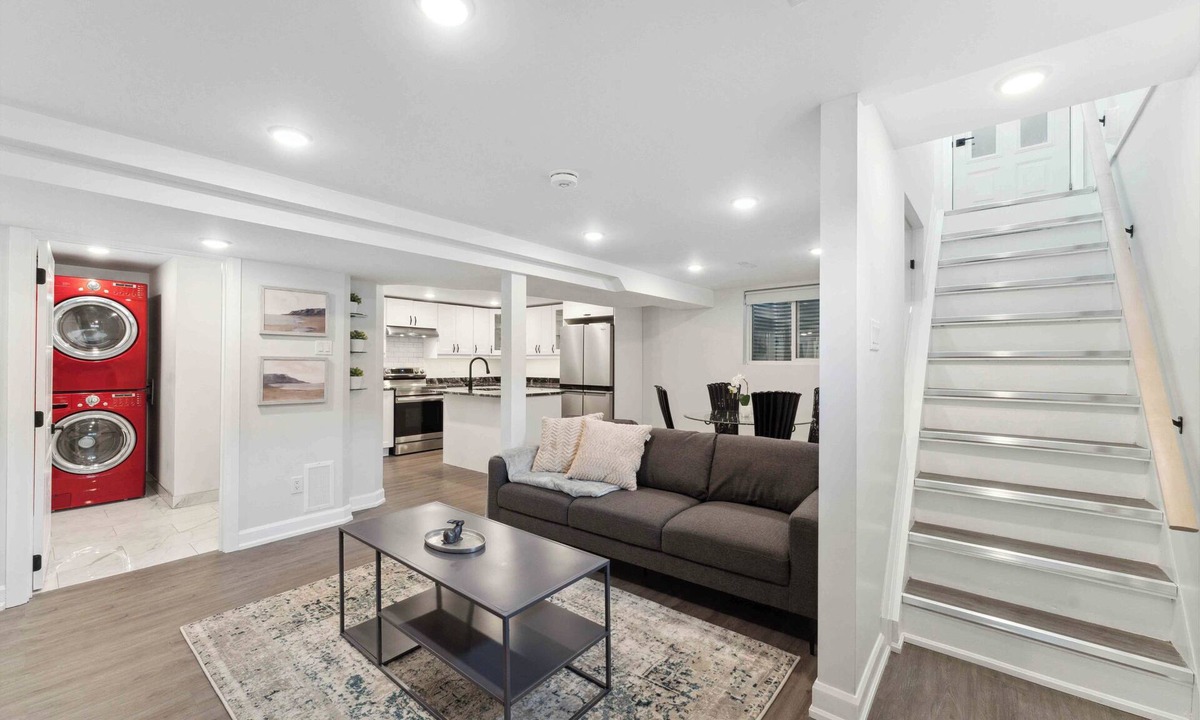 Bells Corners House | Modern 3 Bedroom Suite