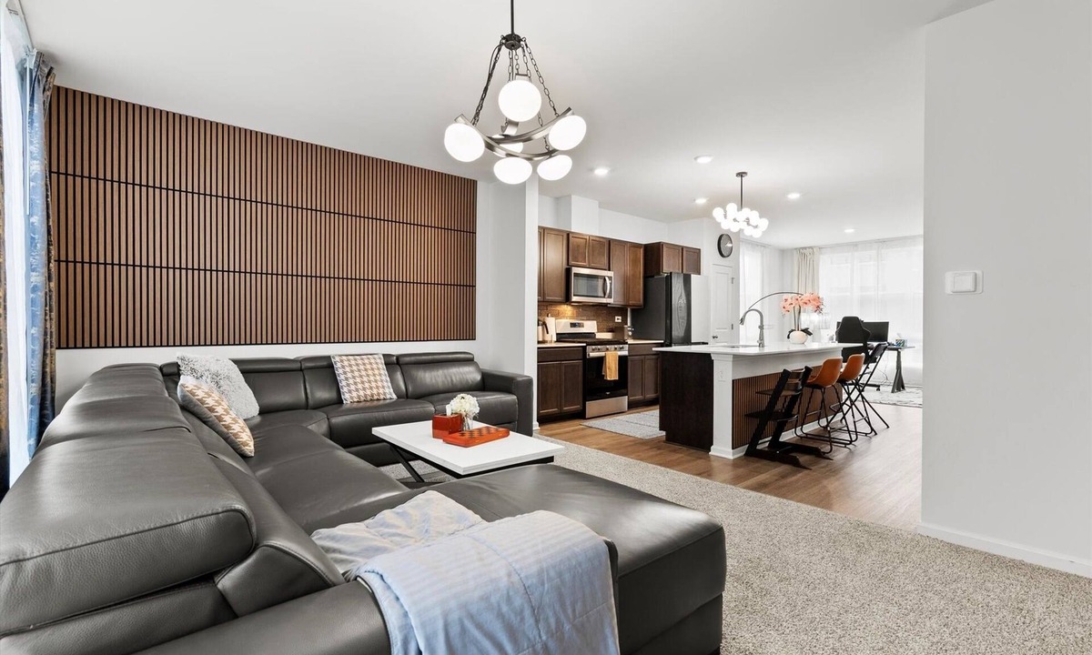 Lombard House | Modern 3-Bedroom Townhouse in the Heart of Lombard – Steps from Yorktown Center