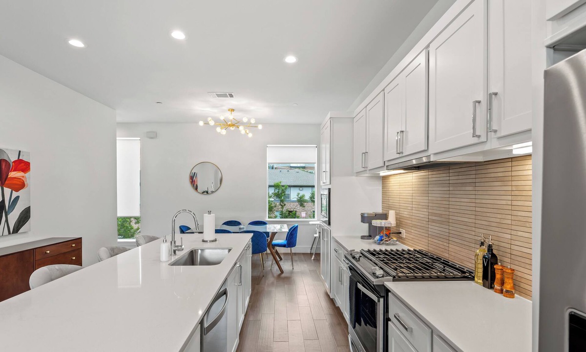 Bryan Place House | Modern 3-bedroom townhome in Dallas with Private Rooftop, Private Garage, Grill