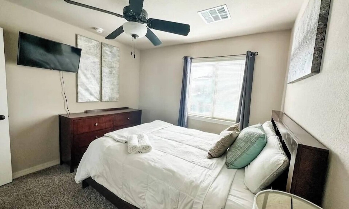 Biggs Field Hotel | Modern 3 bedroom with hot/cool tub!