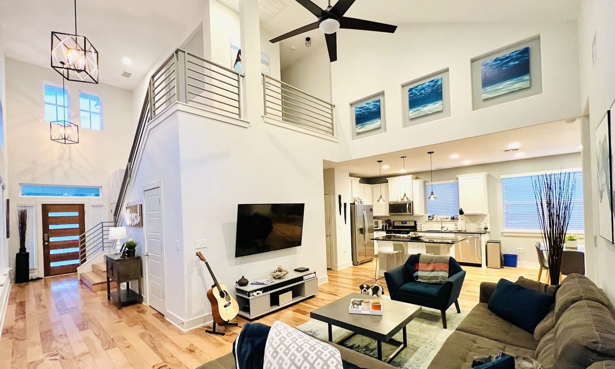 Montopolis House | Modern 3 BR home close to downtown w/amazing backyard!