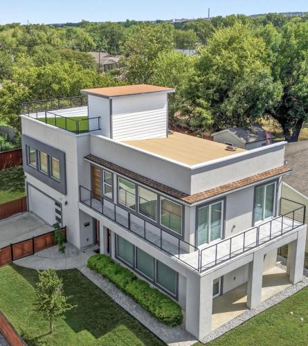 West Dallas House | Modern 3 BR Retreat on River With DT Skyline View