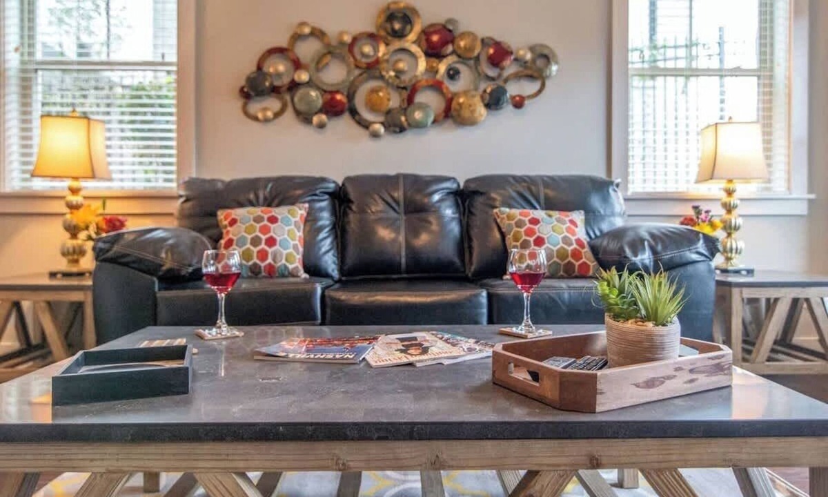 Edgehill House | Modern 3 King Belmont Retreat with 2 Living Rooms | Walk to Belmont & Vanderbilt | Near Music Row, The Gulch & 12th South | 2 miles to Broadway | Large Dining Table, Smart TVs, Parking, 24 Hr Hospitality