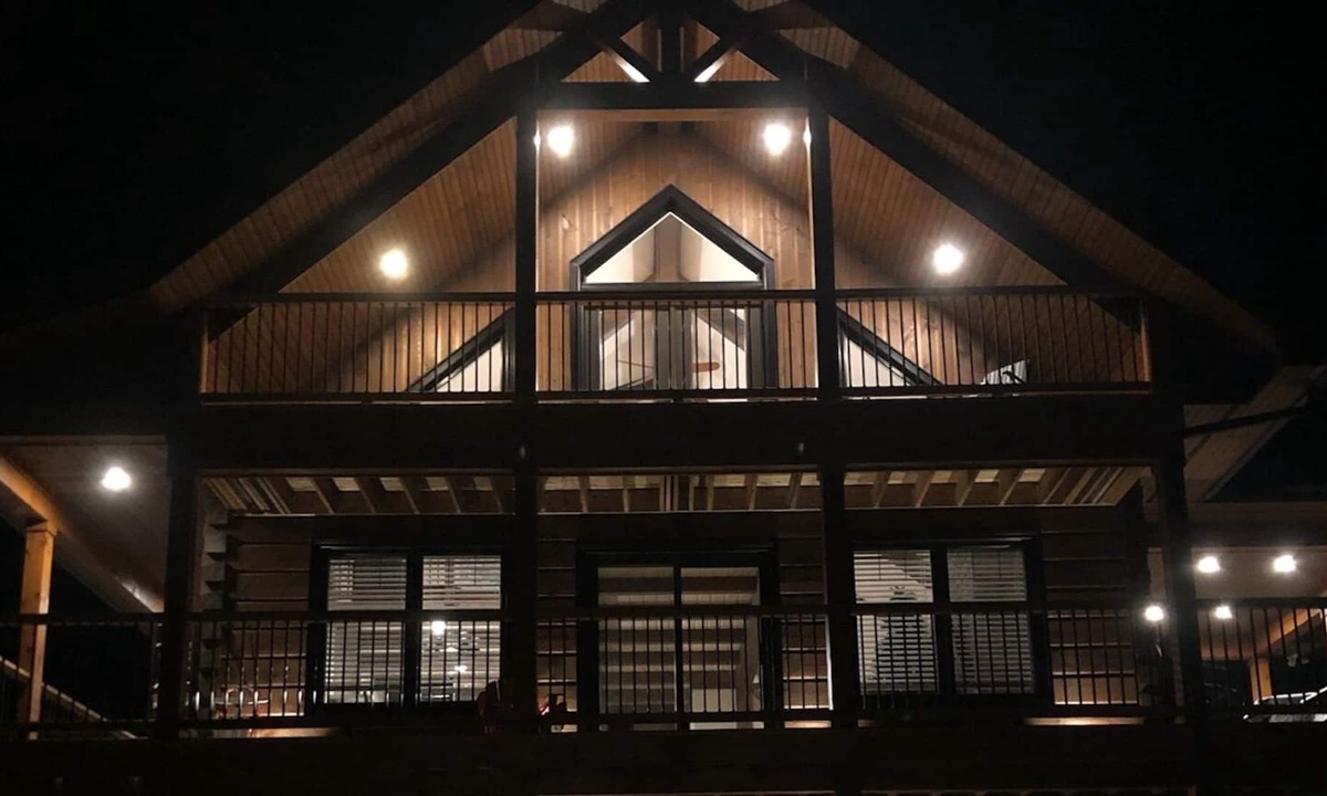 Meaford Ski Chalet | Modern, 3 level log cabin close to ski hills