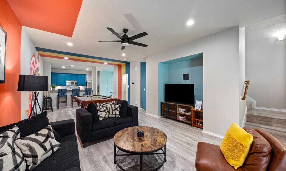 East Downtown Houston Villa | Modern 3-Story EaDo Townhome with Pool Table Sleeps 10