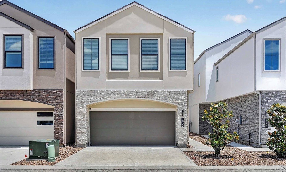 Houston House | Modern 3-Story Home | Terrace + Office | Galleria