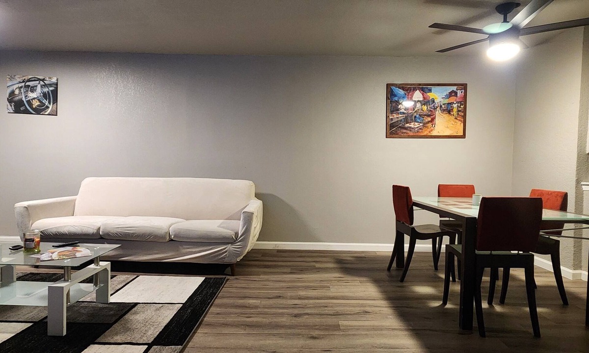 Las Colinas Condo | Modern 3-Story Retreat near Toyota Music Factory & Lake Carolyn