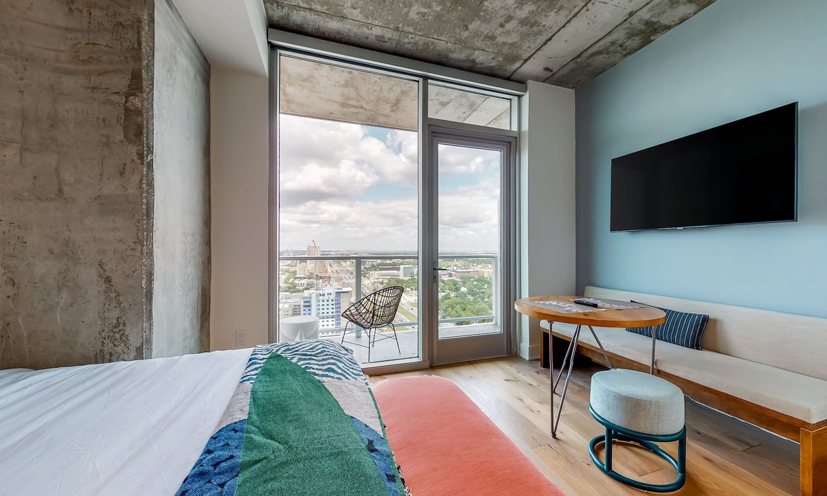 Rainey Street Historic District Condo | Modern, 31st-floor studio with amazing lake view, balcony, rooftop pool, & gym