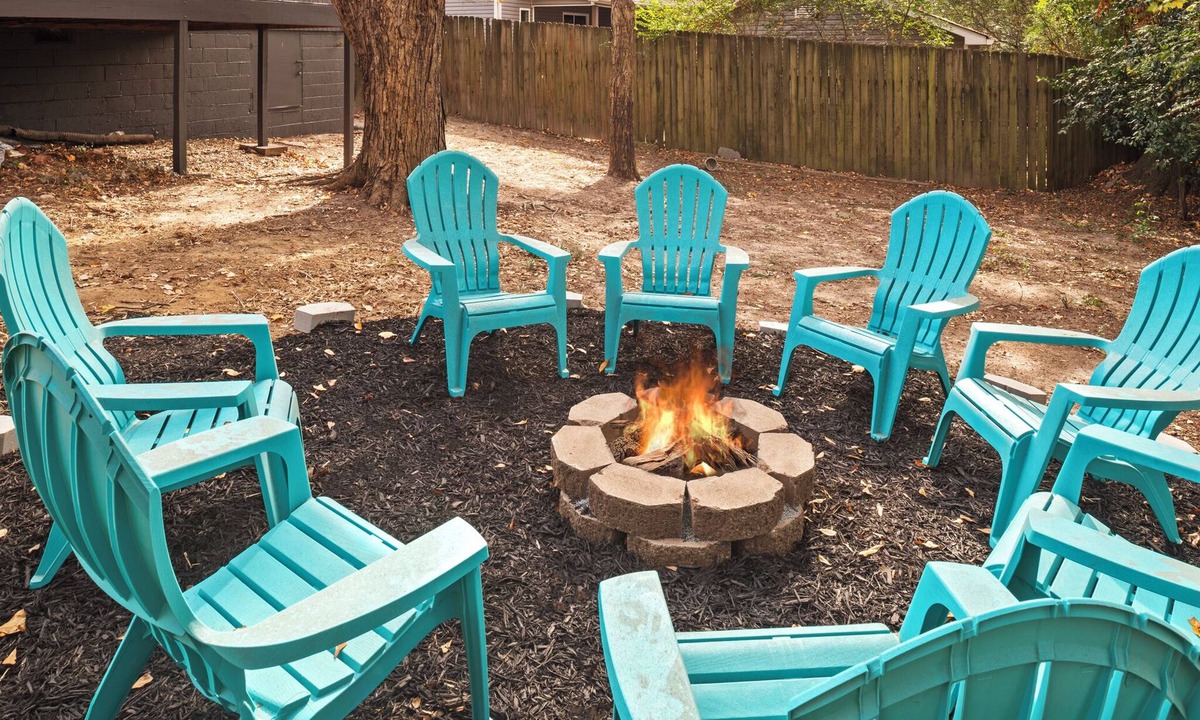 Chamblee House | Modern 3Bd 2Ba Firepit-Sleeps 8 King Bed