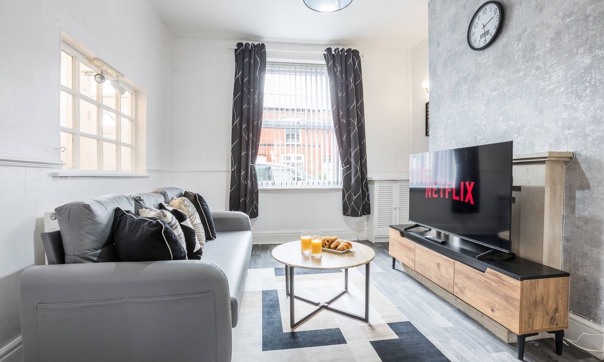 Swinton House | Modern 3BD House Manchester - Free Parking &…